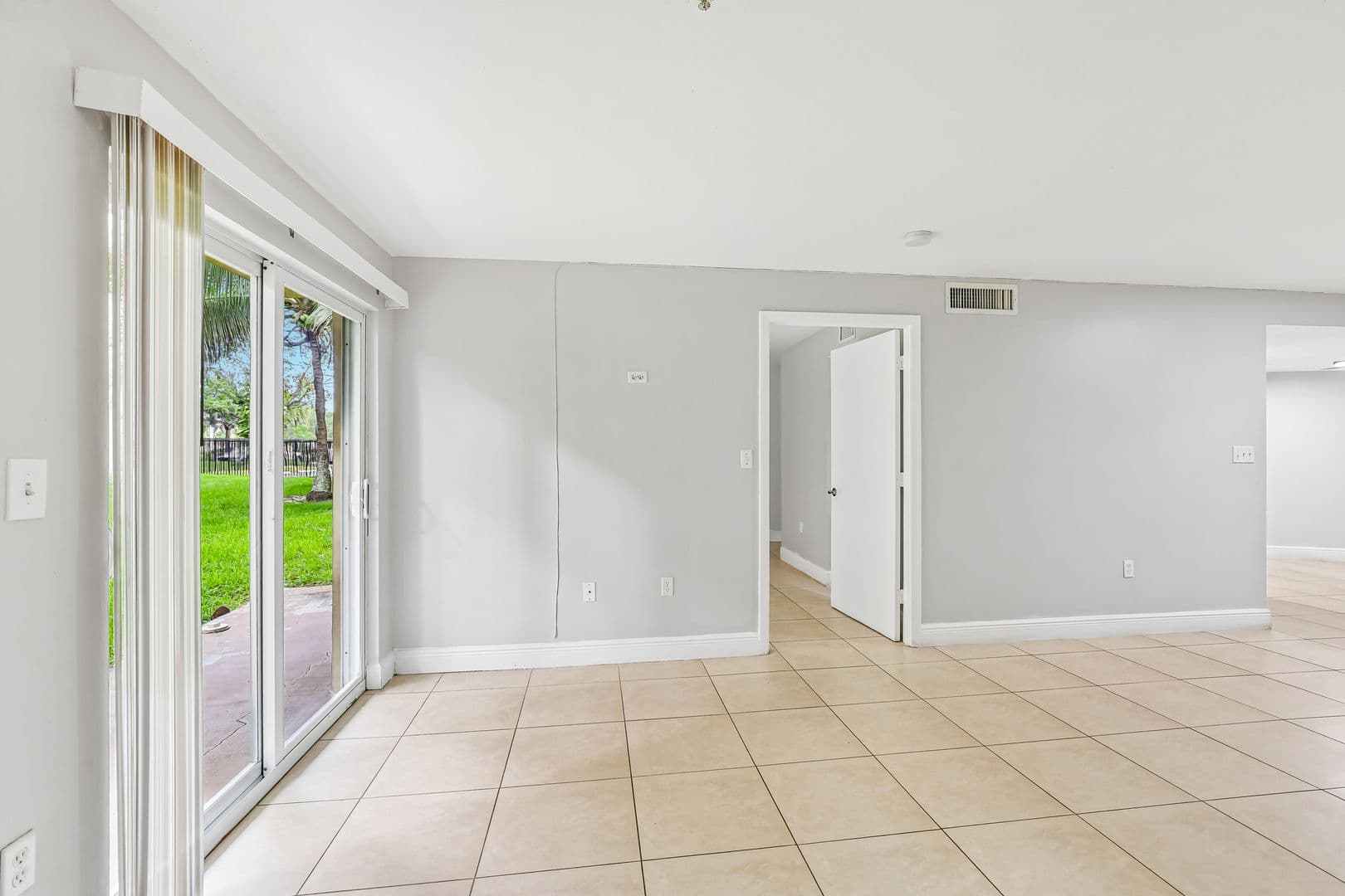 Dania Beach Apartment: 4147 Stirling Road