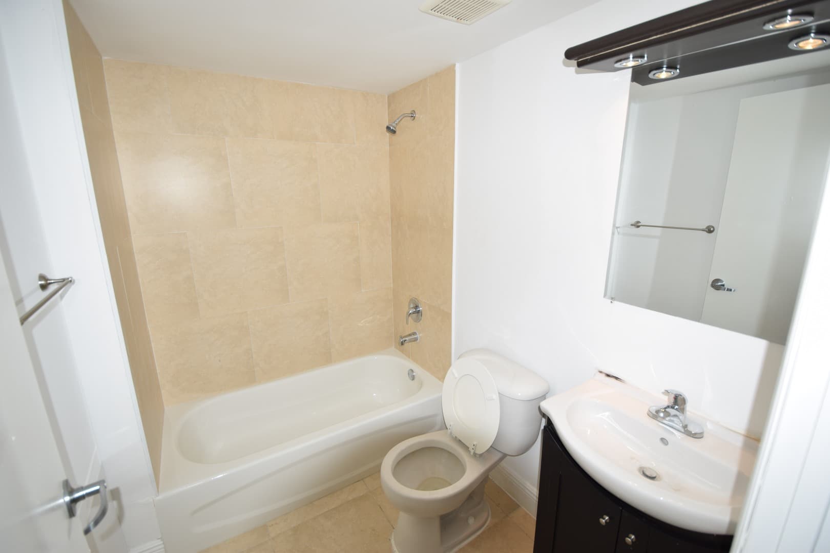 Davie Apartment: 4137 Stirling road