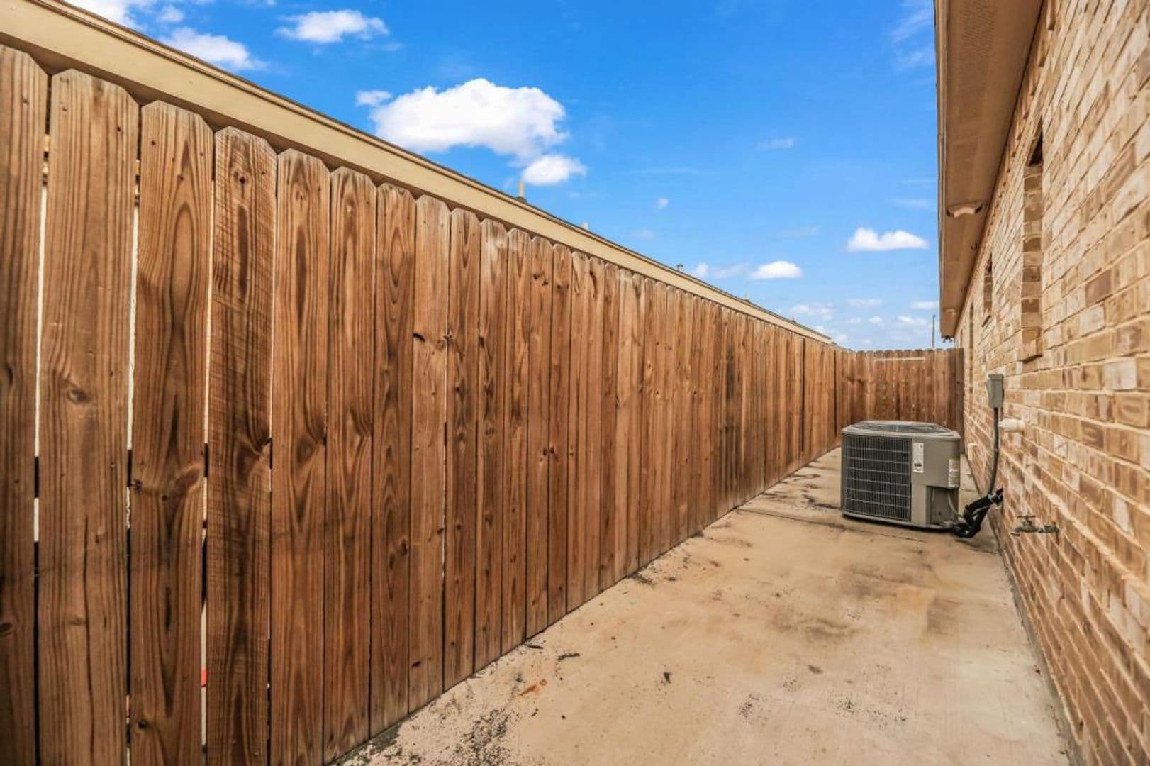Alton Apartment: 2704 E Eisenhower Ave