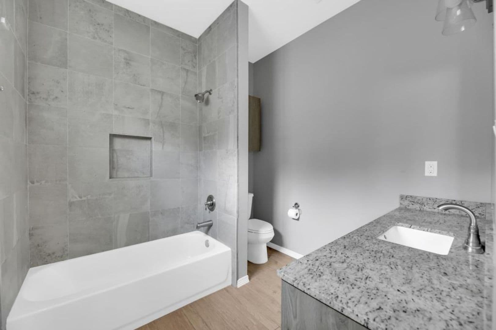 Alton Apartment: 2704 E Eisenhower Ave