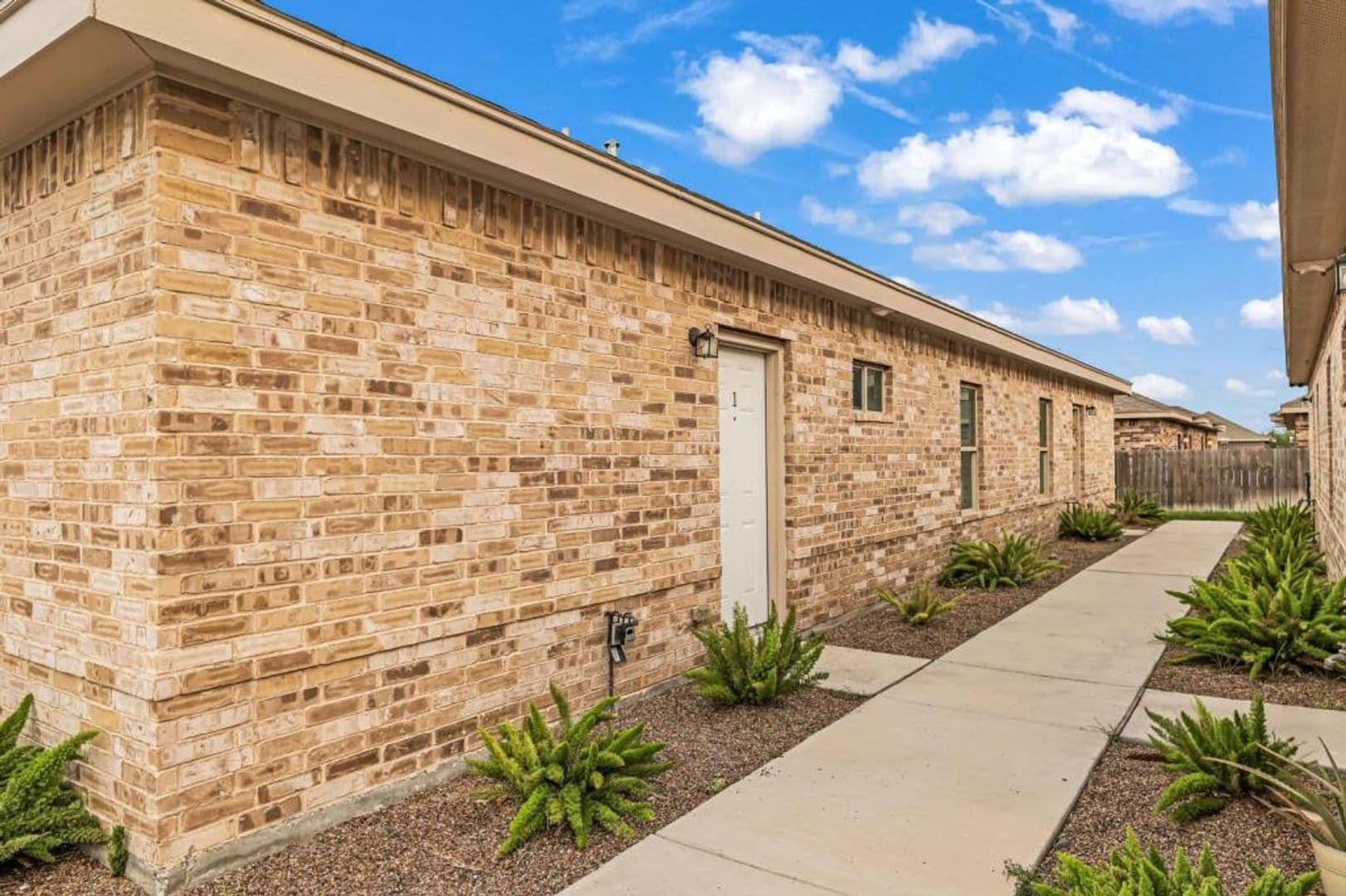 Alton Apartment: 2704 E Eisenhower Ave