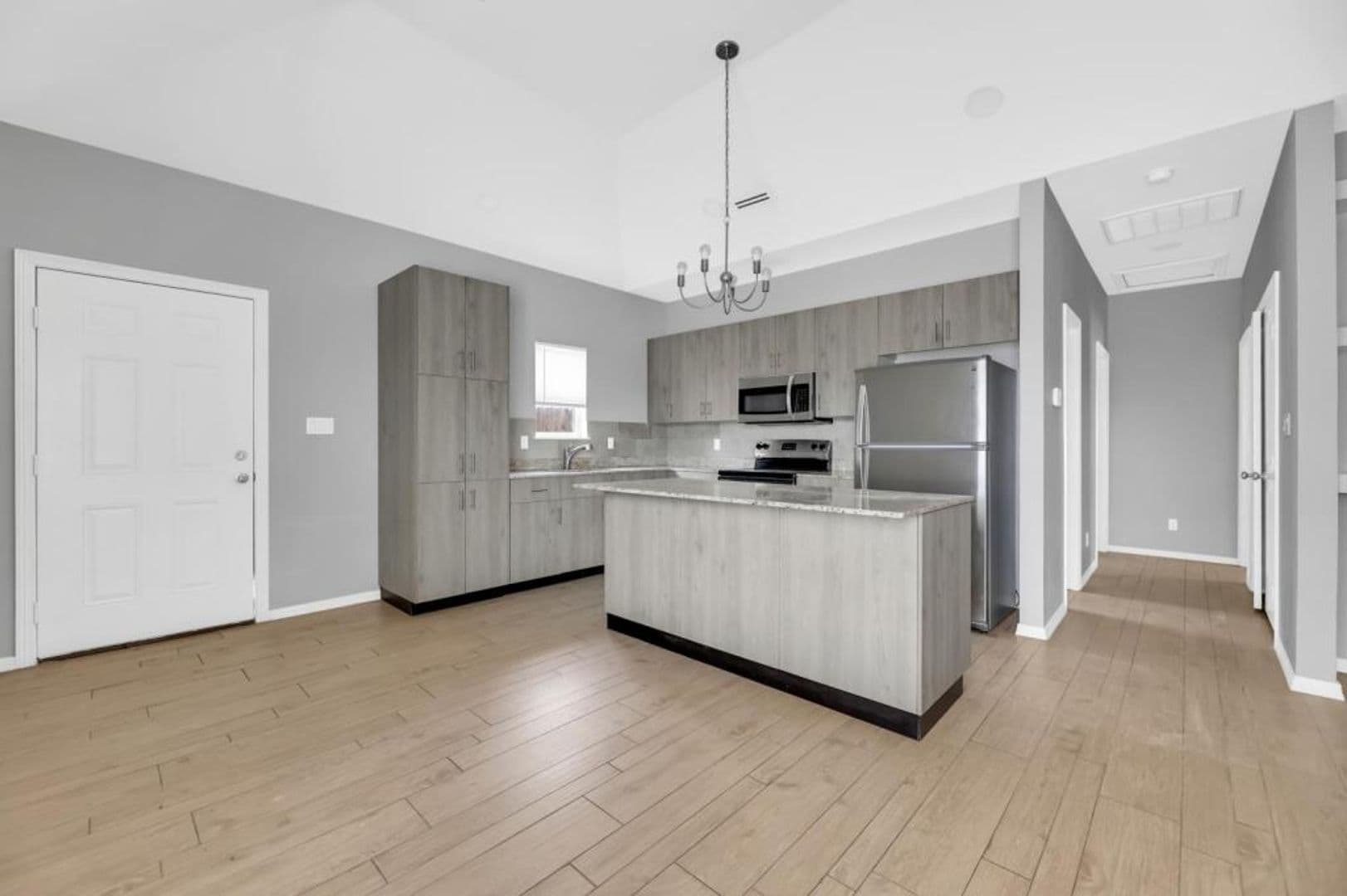 Alton Apartment: 2704 E Eisenhower Ave