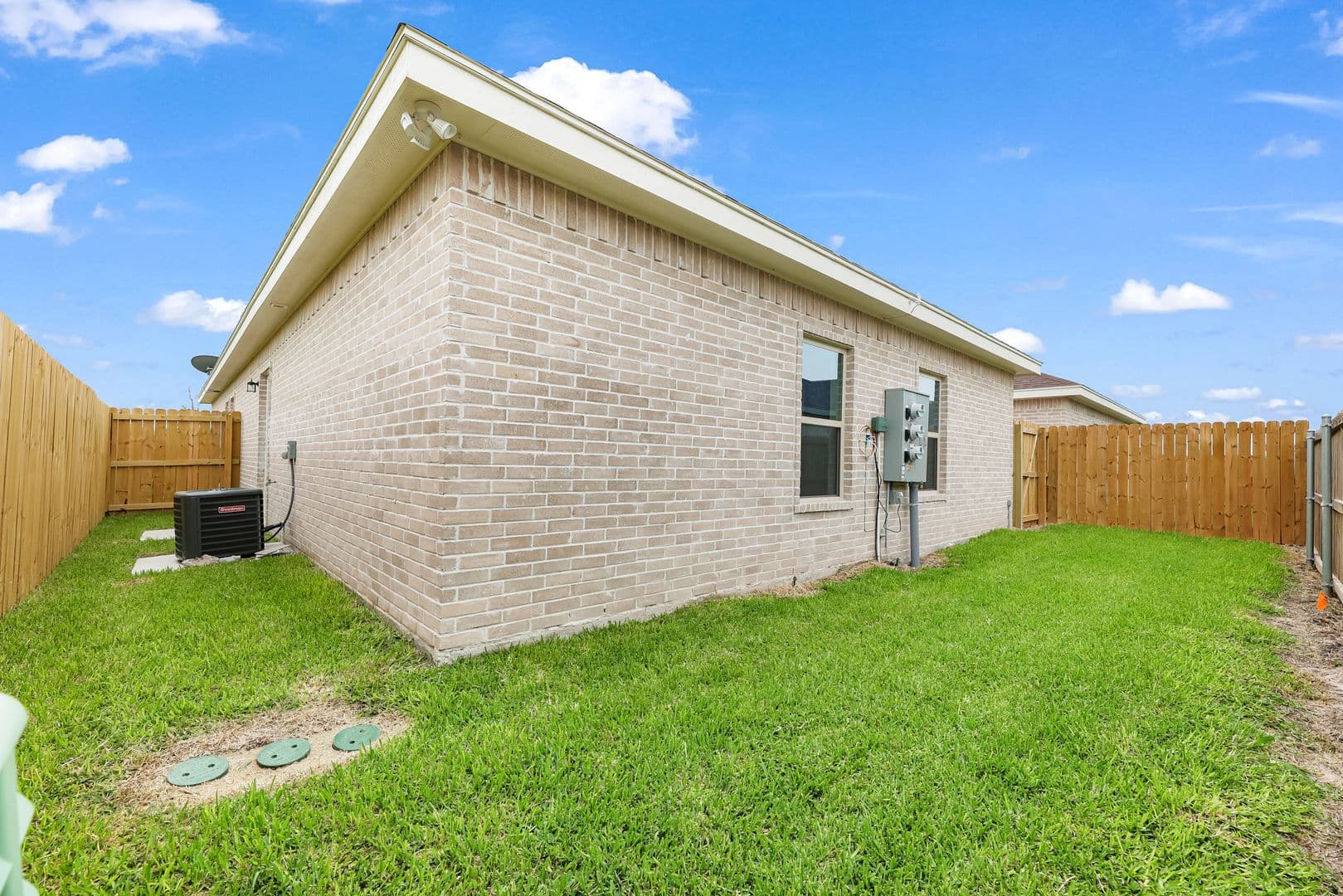 Alton Apartment: 1100 Mahala Ave