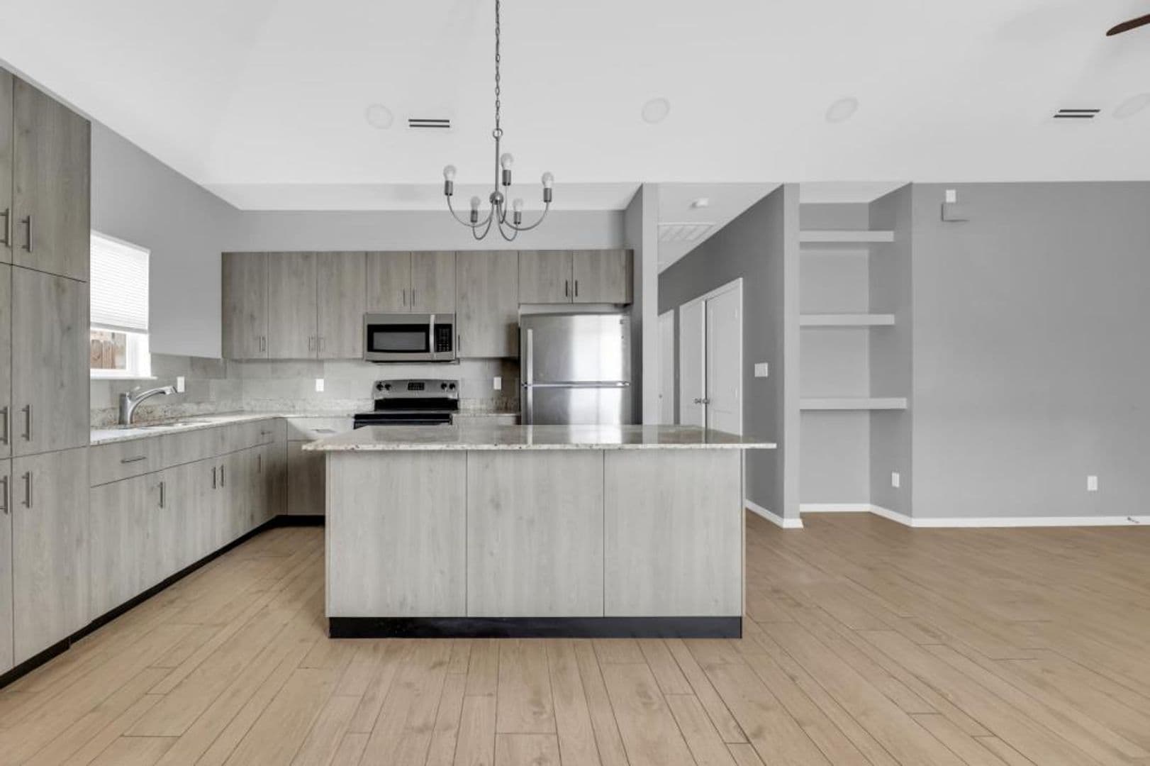 Alton Apartment: 2704 E Eisenhower Ave