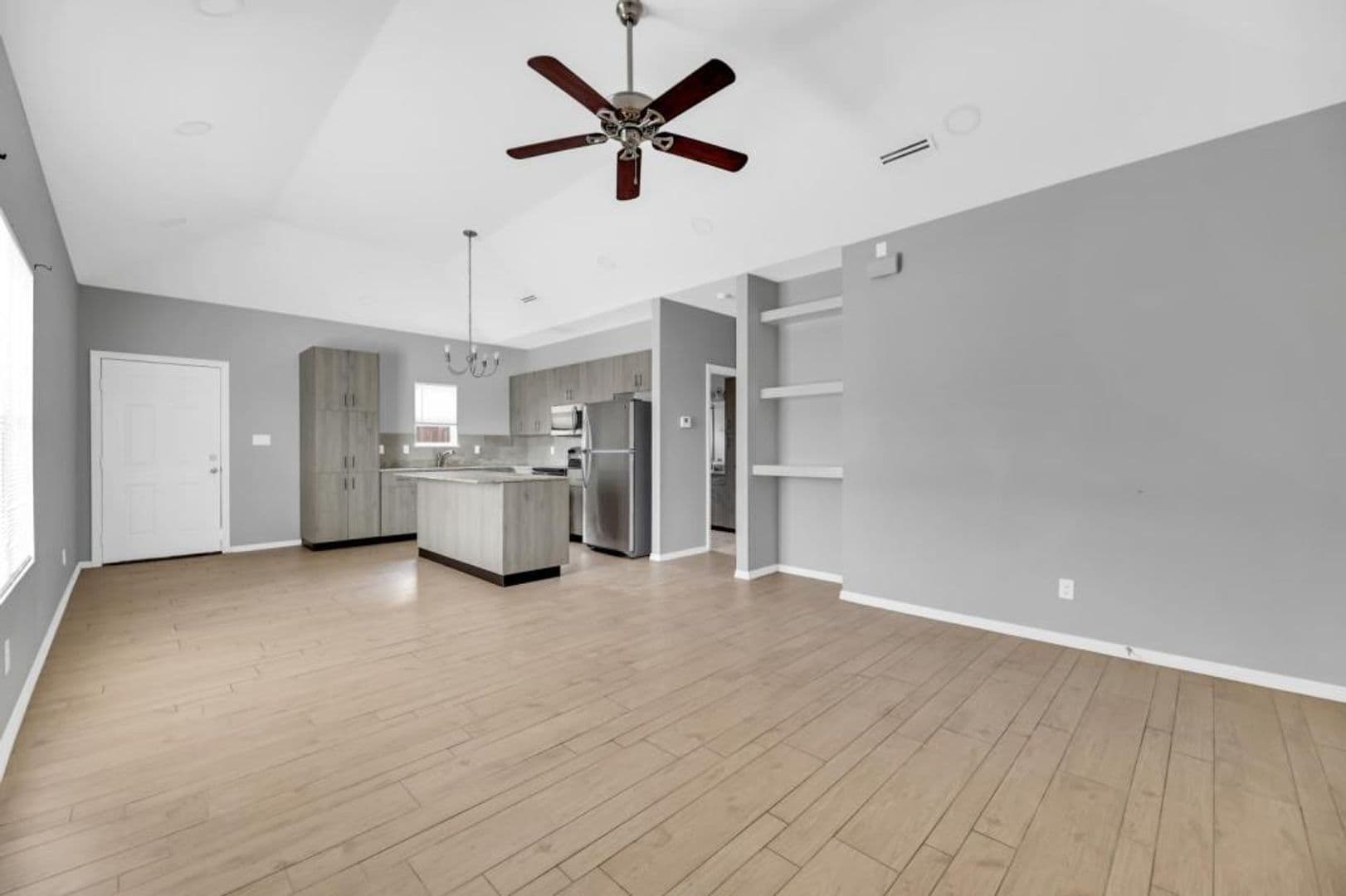 Alton Apartment: 2704 E Eisenhower Ave