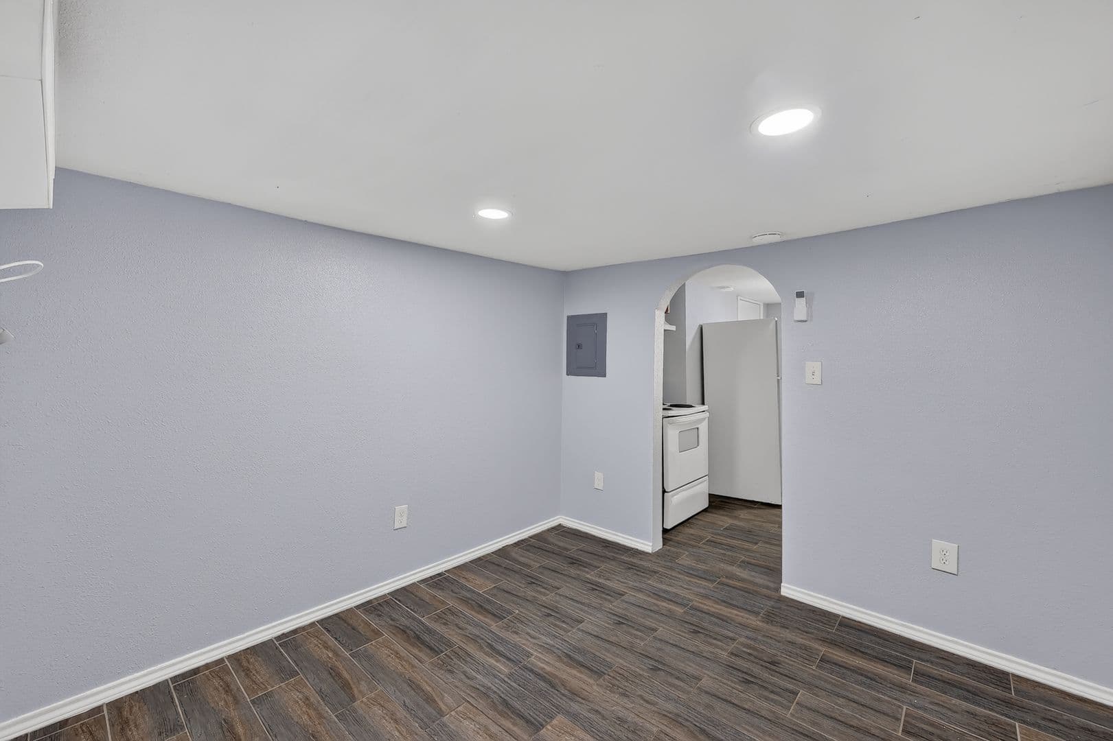 Donna Apartment: 107 N Main St