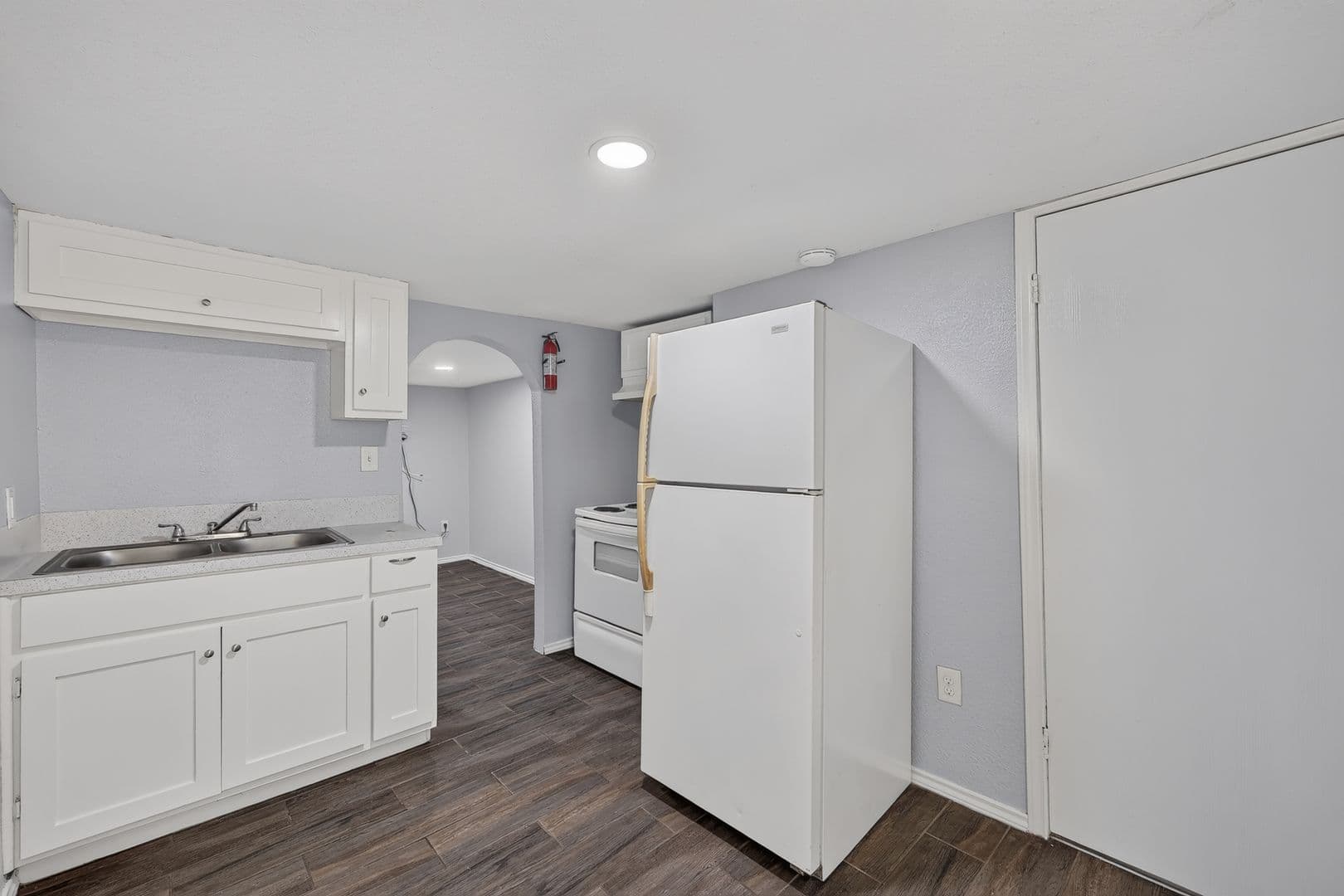 Donna Apartment: 107 N Main St