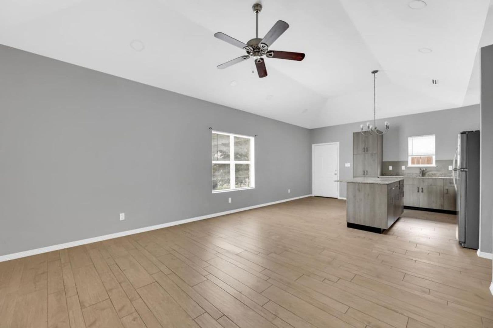 Alton Apartment: 2704 E Eisenhower Ave