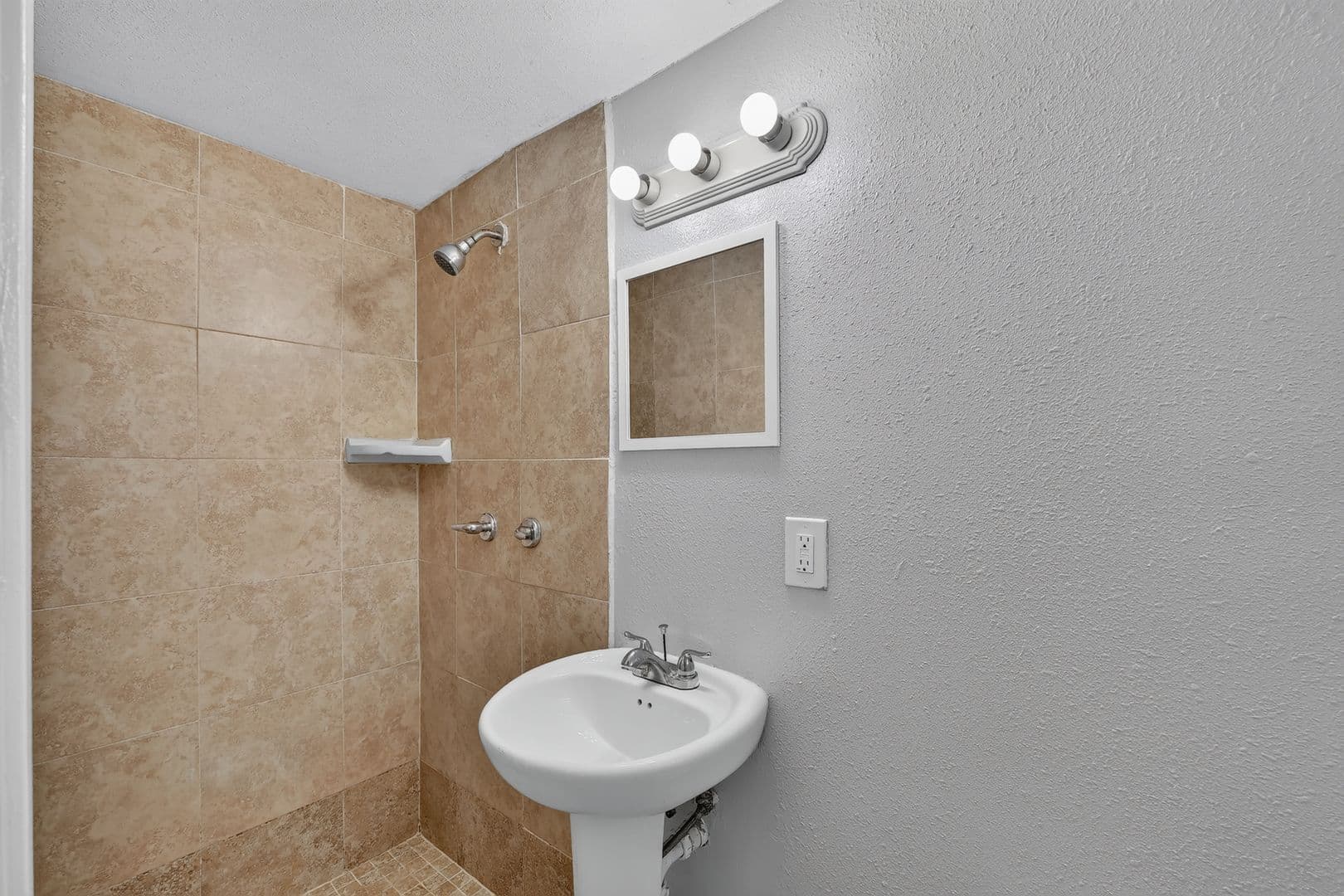 Donna Apartment: 107 N Main St