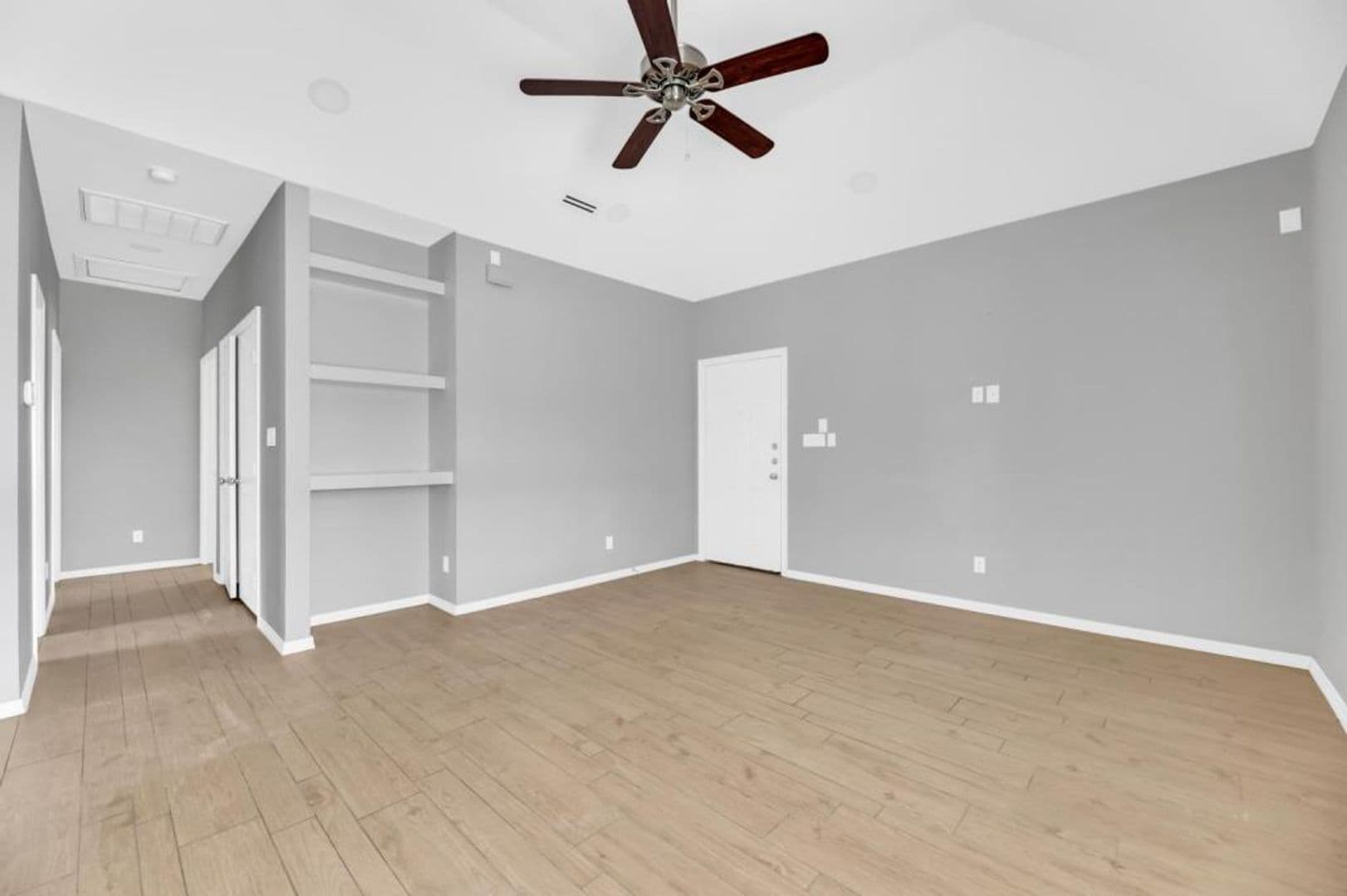 Alton Apartment: 2704 E Eisenhower Ave