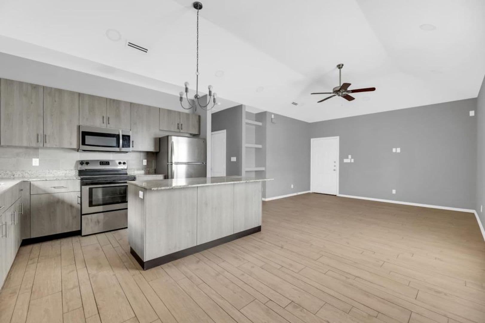 Alton Apartment: 2704 E Eisenhower Ave