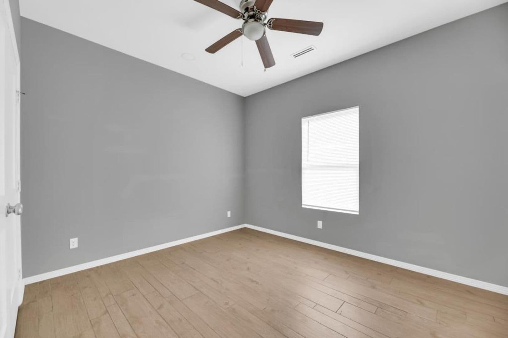 Alton Apartment: 2704 E Eisenhower Ave