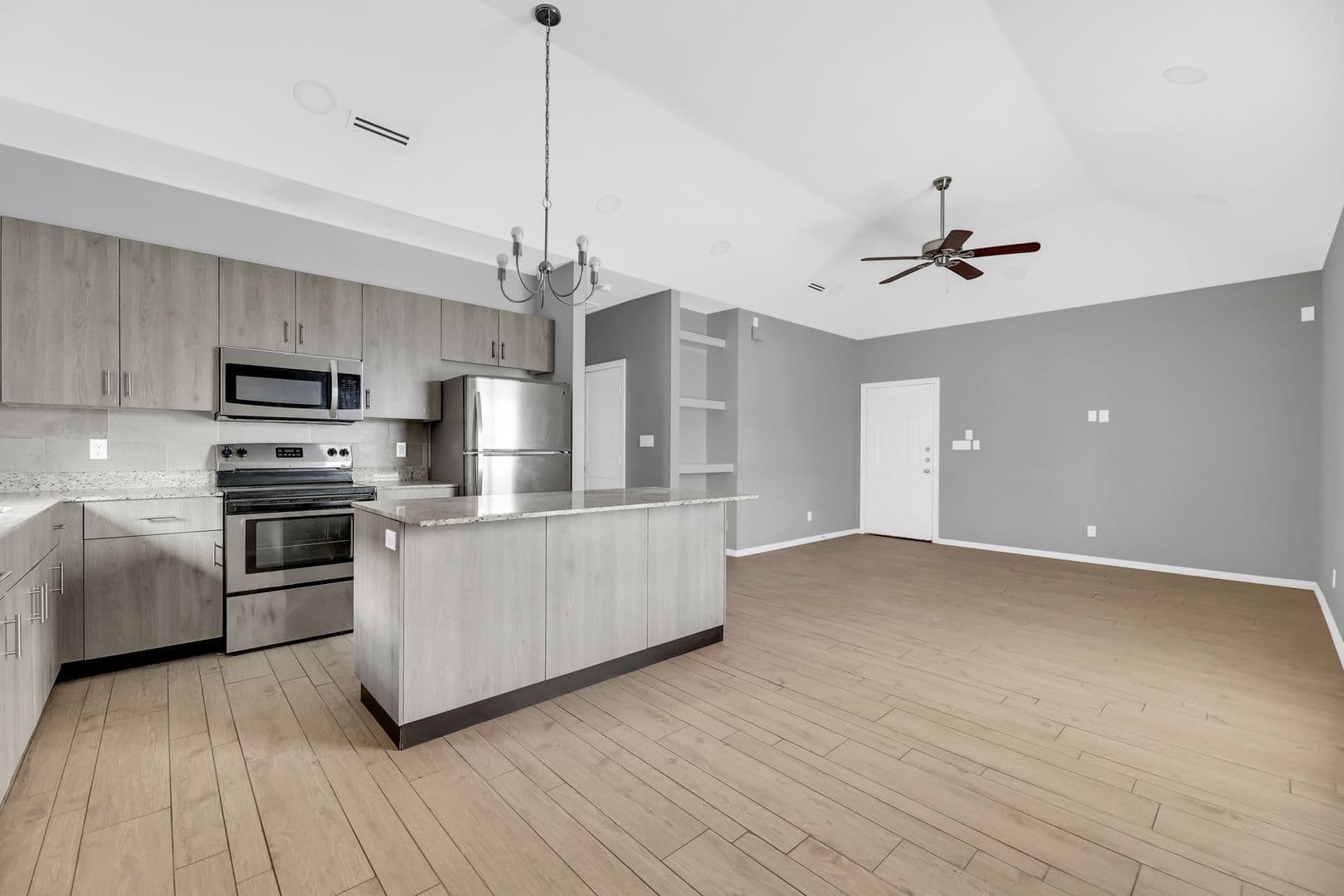 Alton Apartment: 2704 E Eisenhower Ave