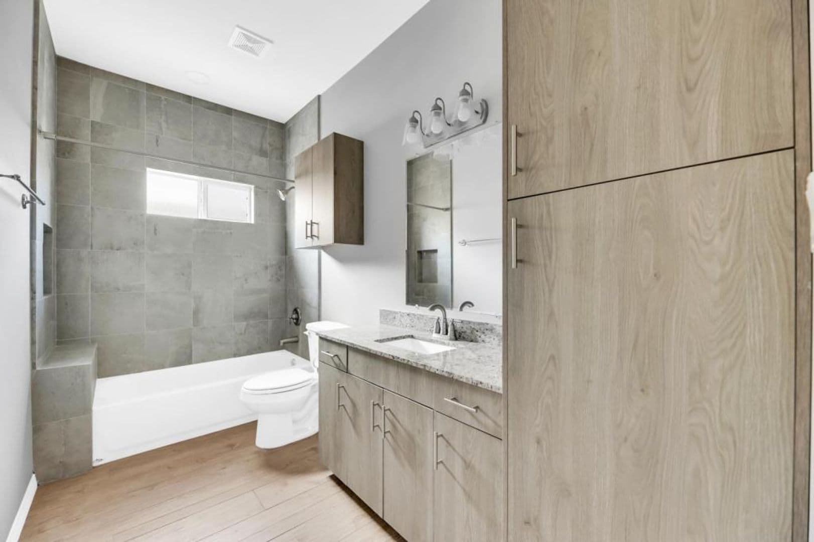 Alton Apartment: 2704 E Eisenhower Ave