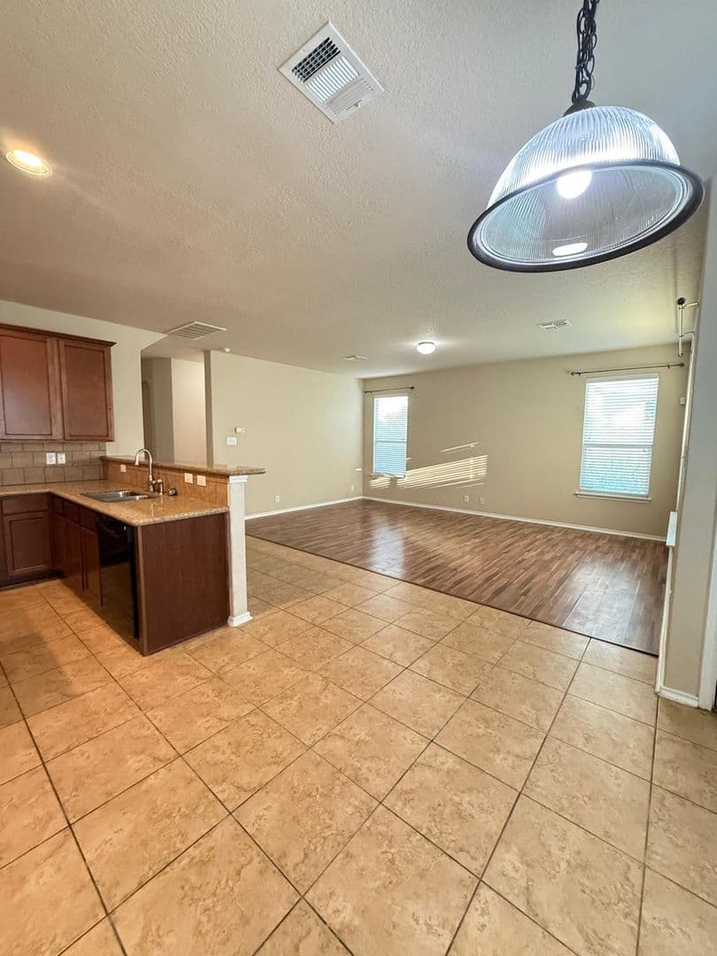 San Antonio House: 1015 Iris Path