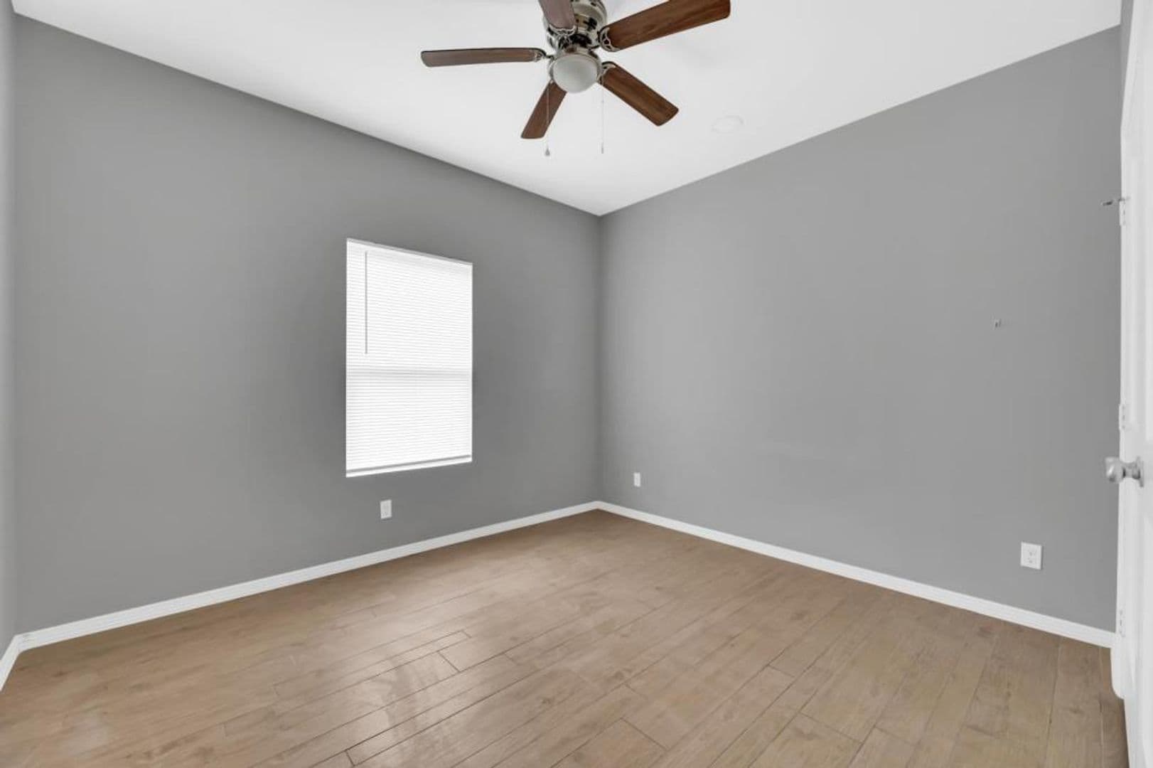 Alton Apartment: 2704 E Eisenhower Ave