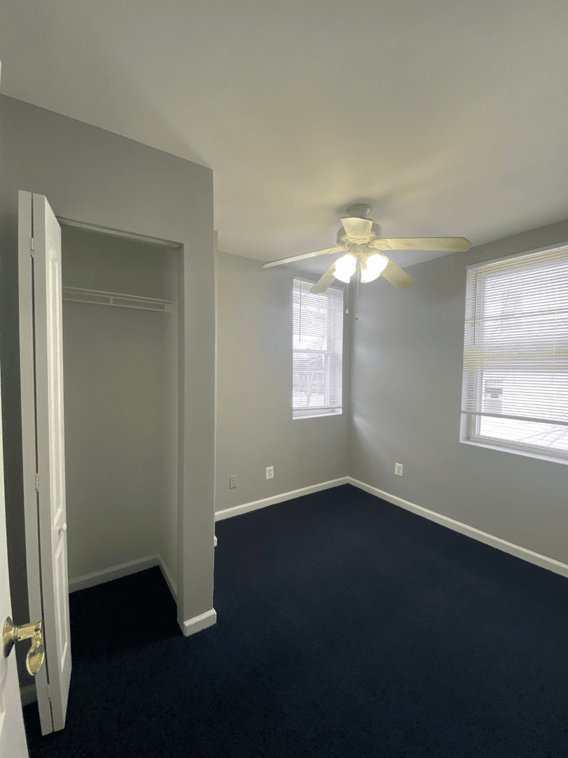 Dundalk House: 1922 August Ave