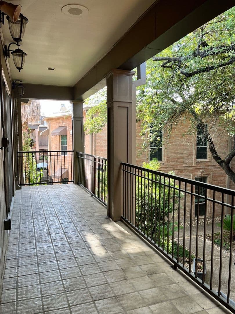 San Antonio House: 7707 Broadway