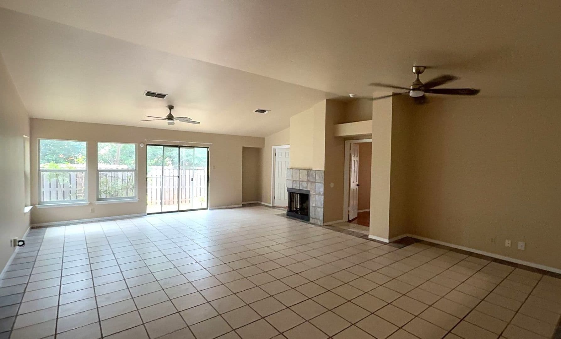 San Antonio House: 6622 Country Field