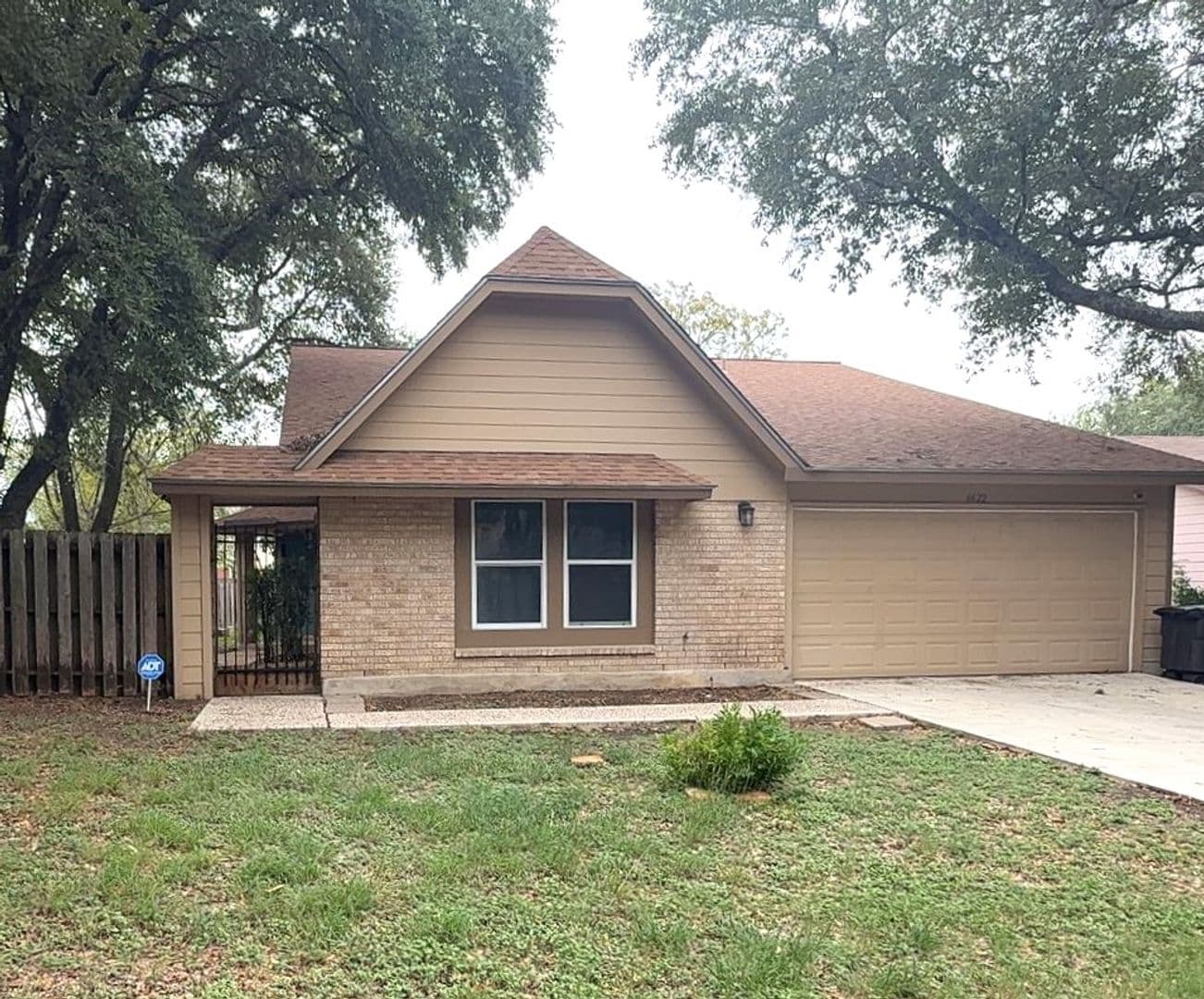 San Antonio House: 6622 Country Field