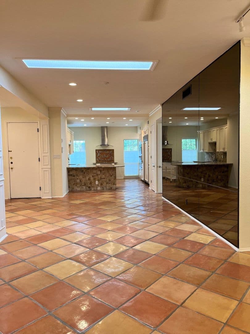 San Antonio House: 7707 Broadway
