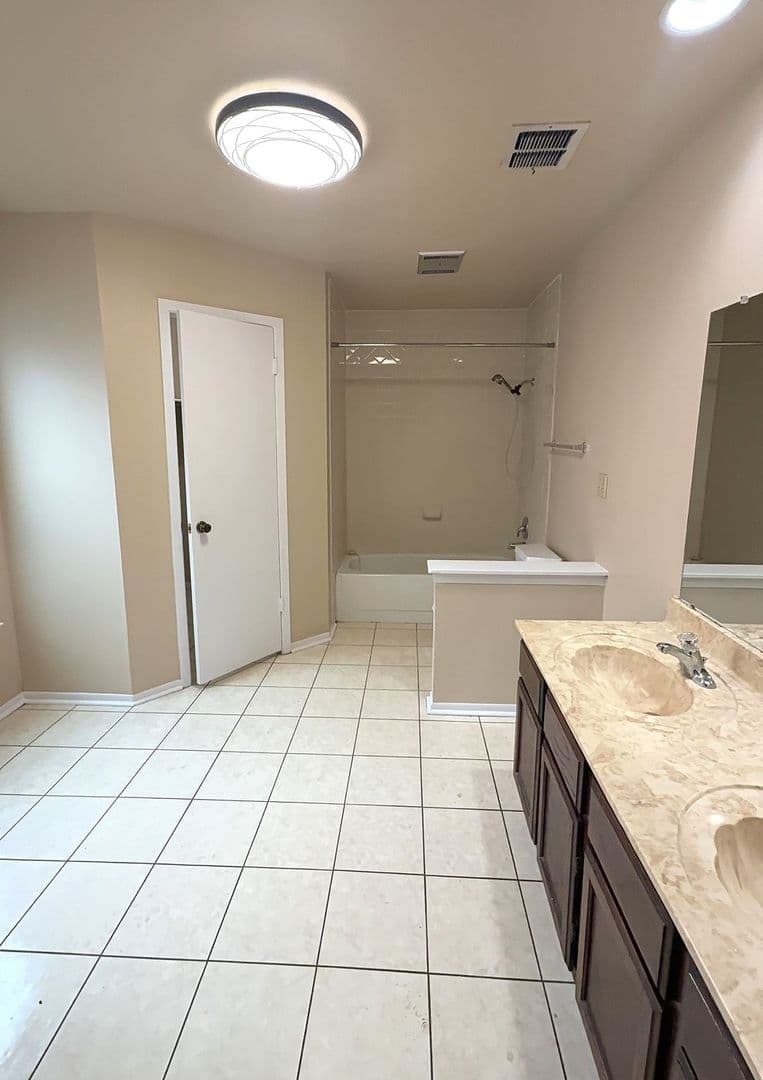 San Antonio House: 6622 Country Field