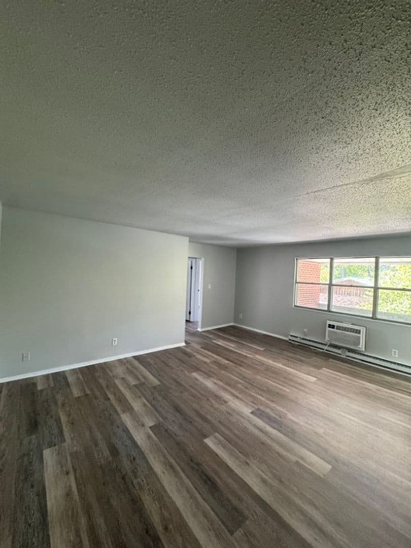 Momence Apartment: 410 Hickory Cir