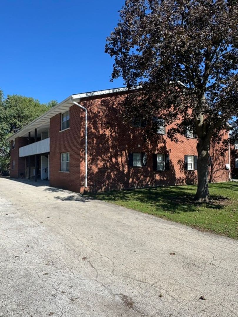 Momence Apartment: 410 Hickory Cir