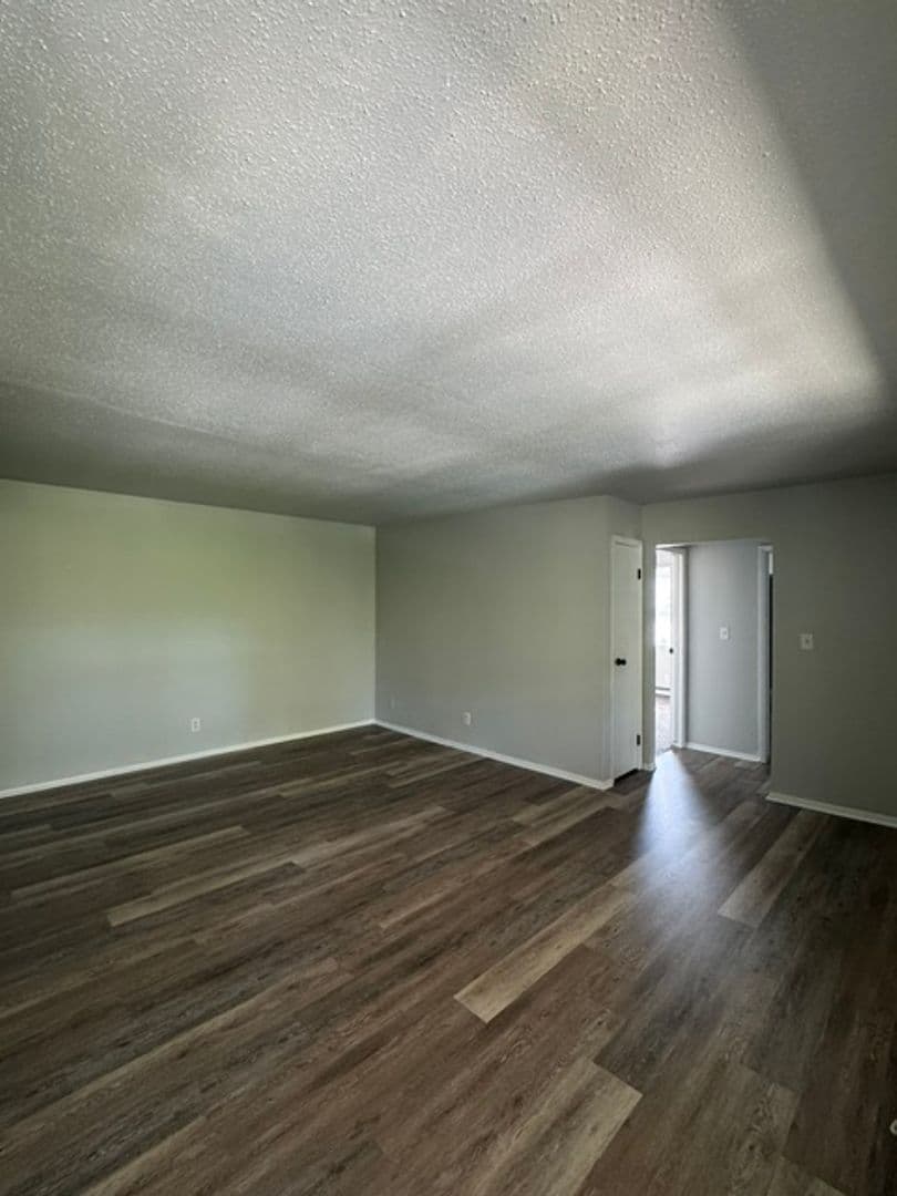 Momence Apartment: 410 Hickory Cir
