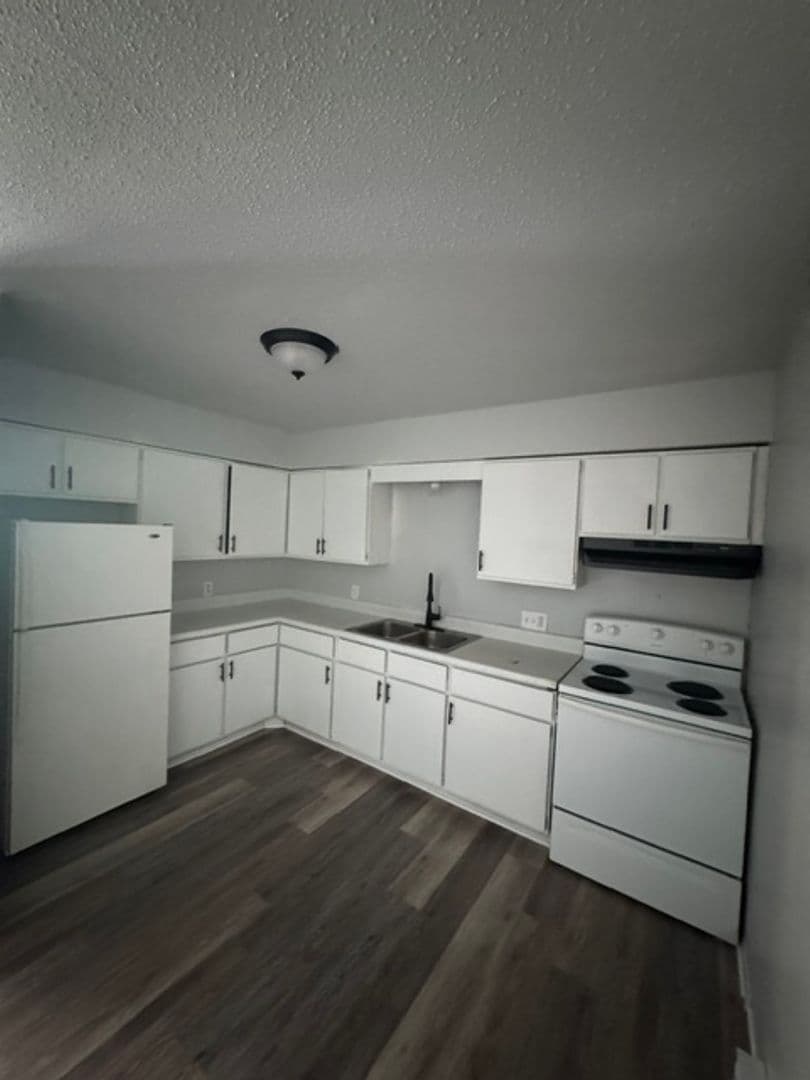 Momence Apartment: 410 Hickory Cir