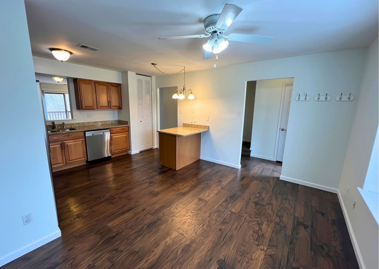 Exton Townhome: 102 Caernarvon Ct.