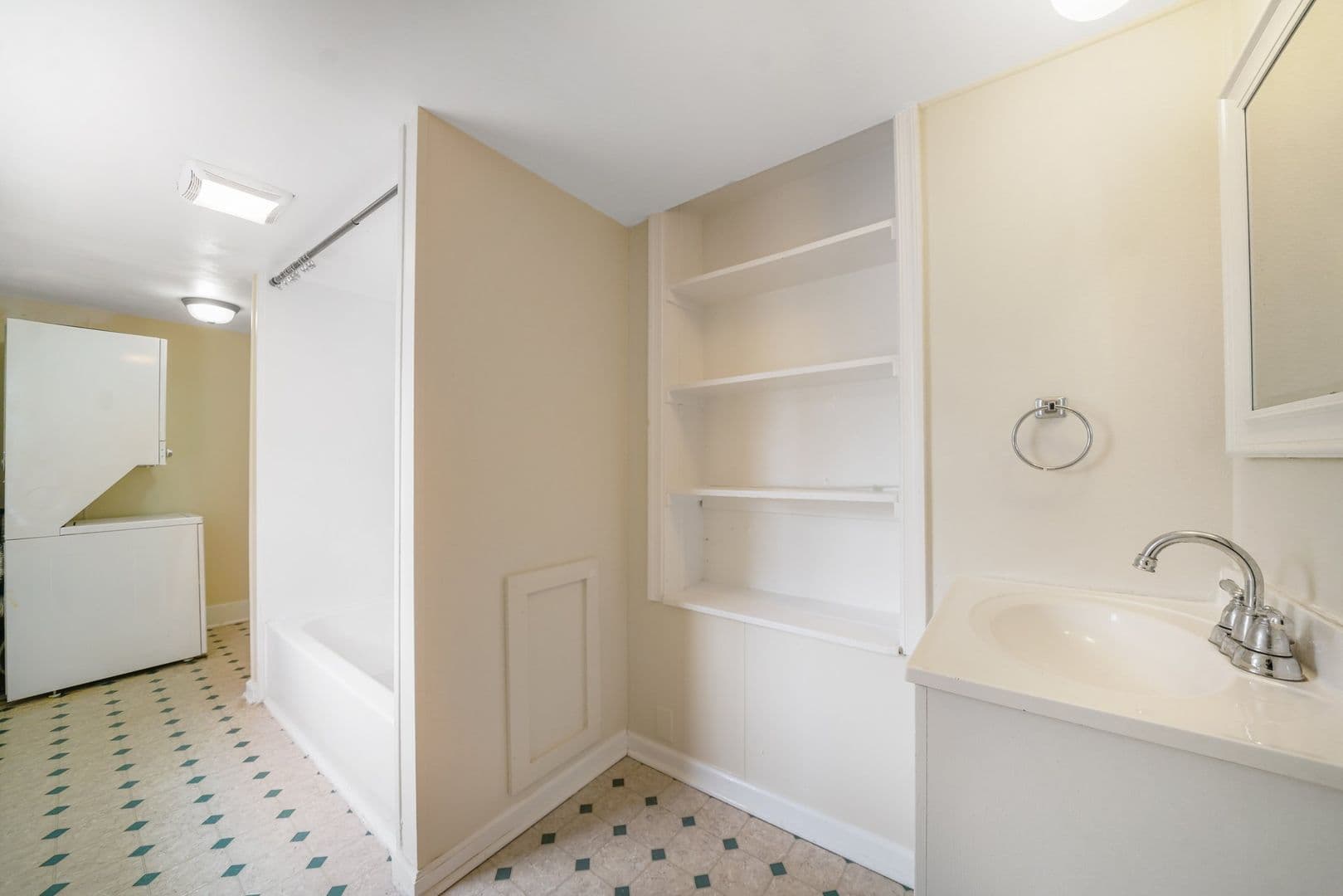 West Chester Apartment: 661 W Downingtown Pike
