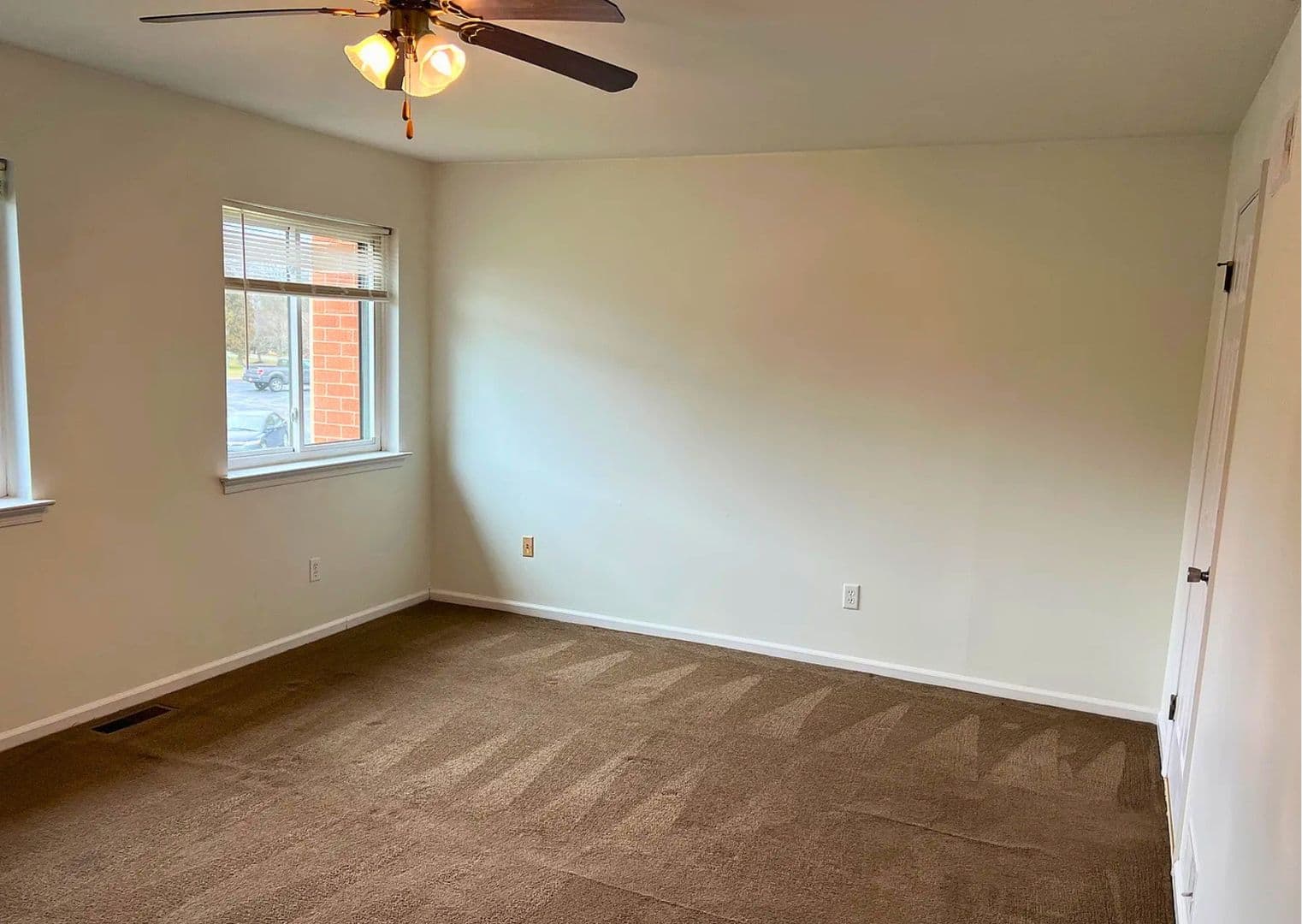 Exton Townhome: 102 Caernarvon Ct.