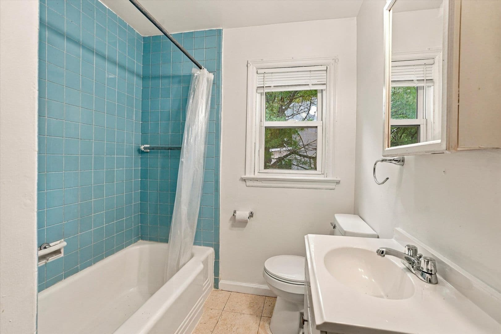 Mont Clare Apartment: 509 Bridge St