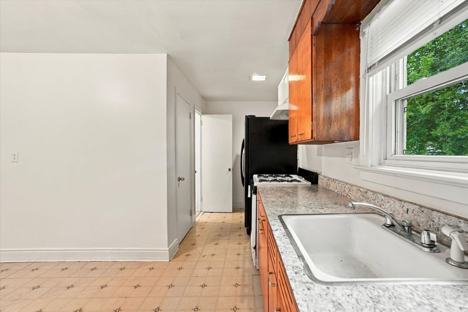Mont Clare Apartment: 509 Bridge St