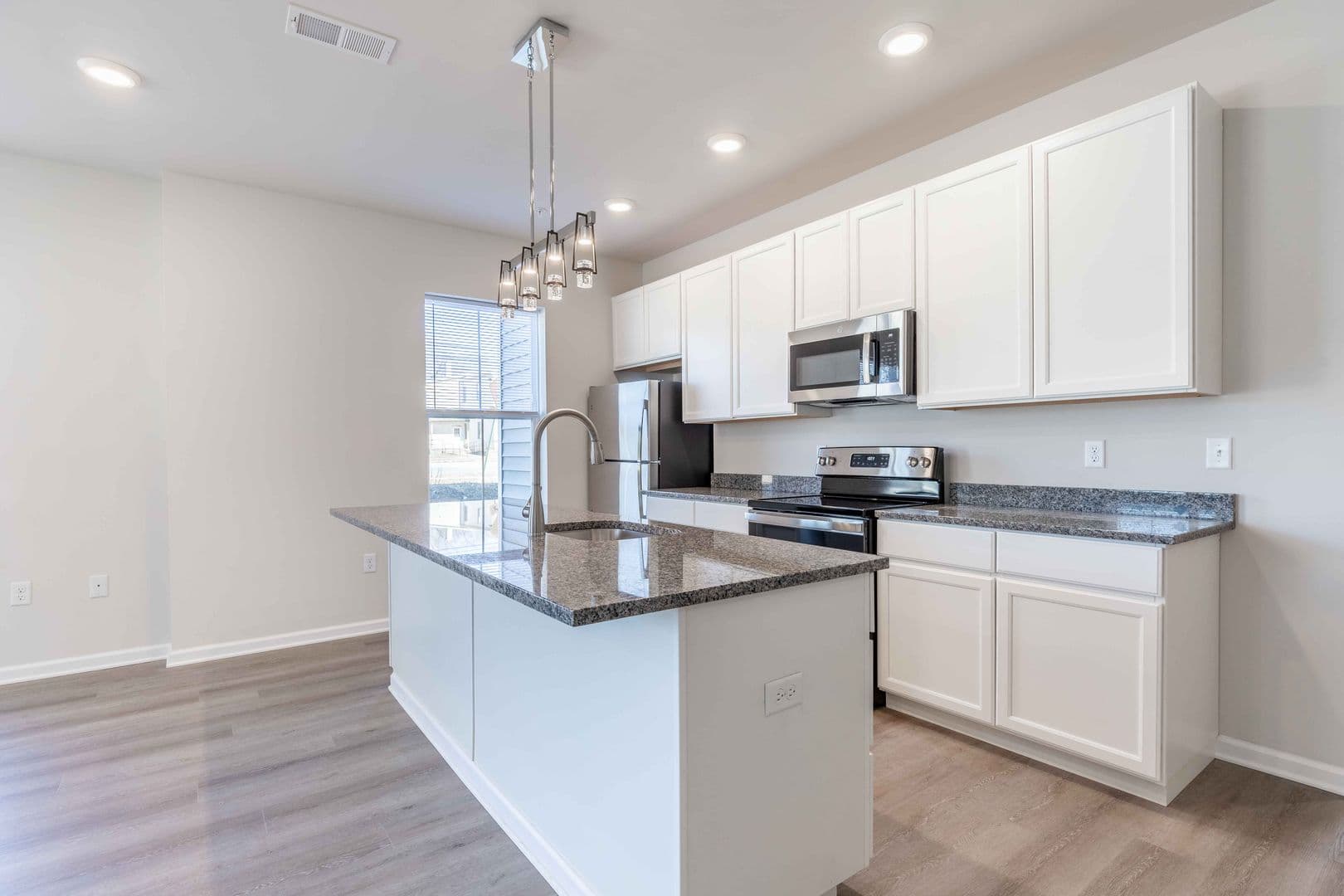 Parkesburg Apartment: 100 Wildflower Lane