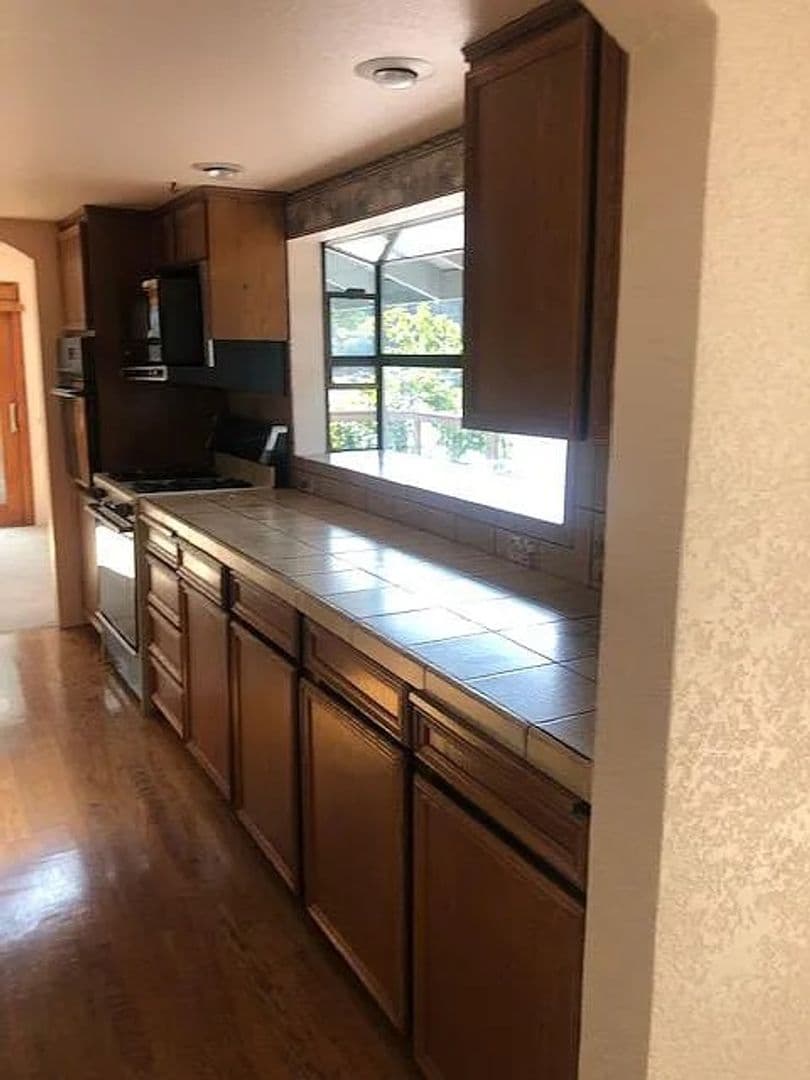 Lakewood House: 12224 Nyanza Road