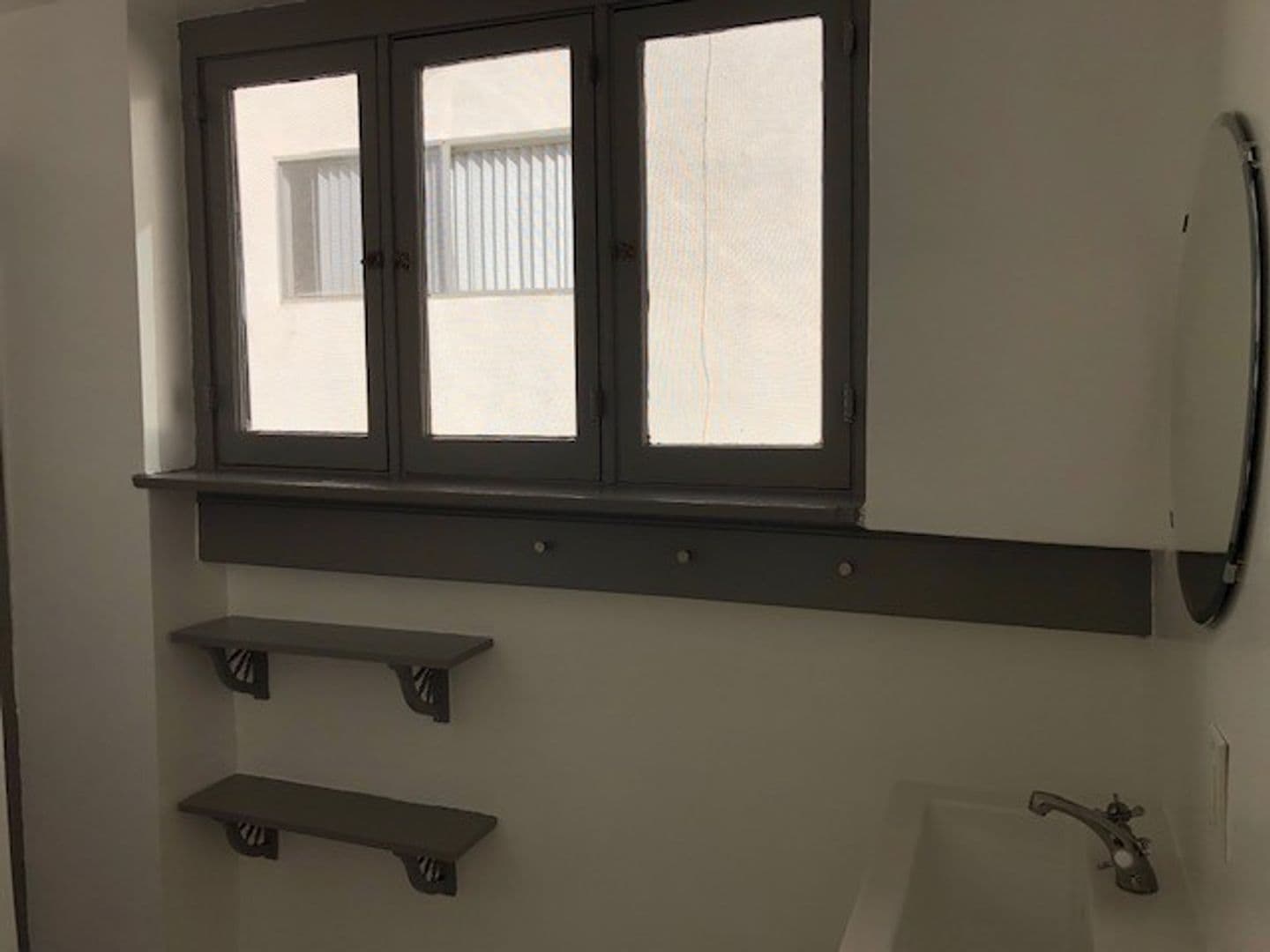 Los Angeles Apartment: 944 Maltman Ave