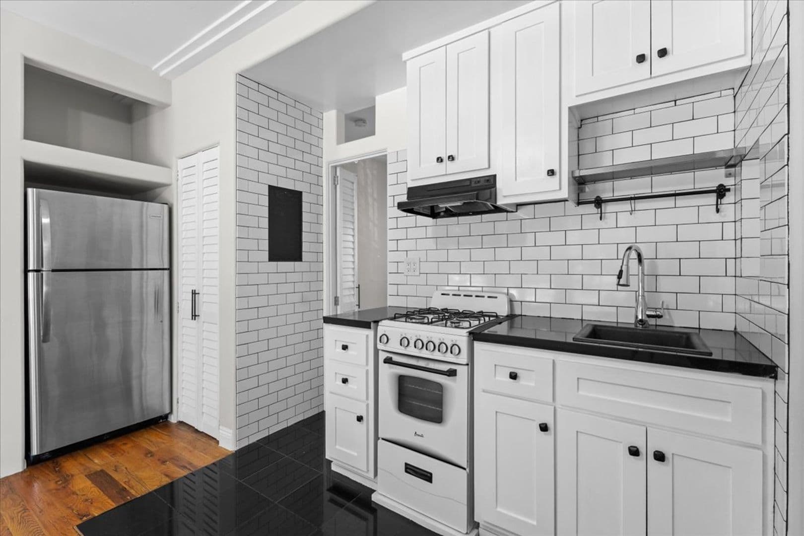 Los Angeles Apartment: 1019-1029 S Westmoreland Ave