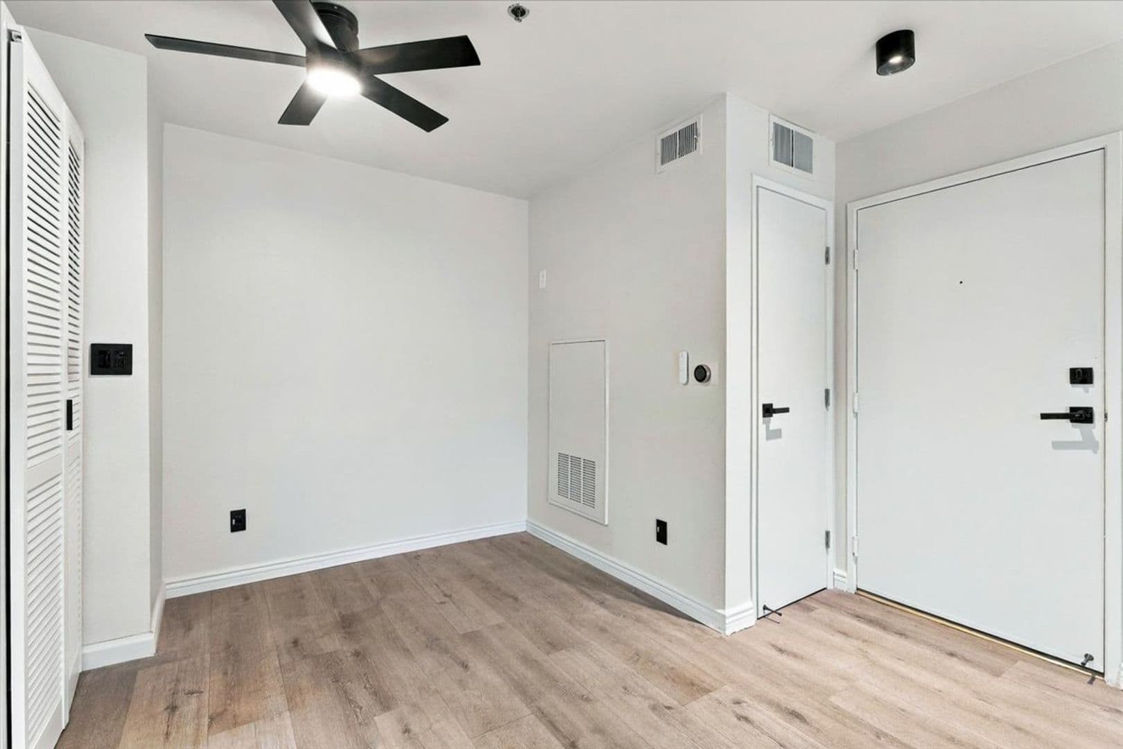 Los Angeles Apartment: 1215 N Sycamore Ave