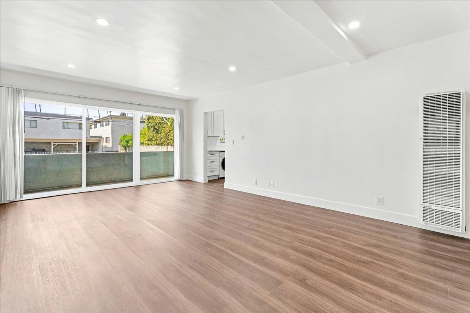 Santa Monica Apartment: 1042 6th St