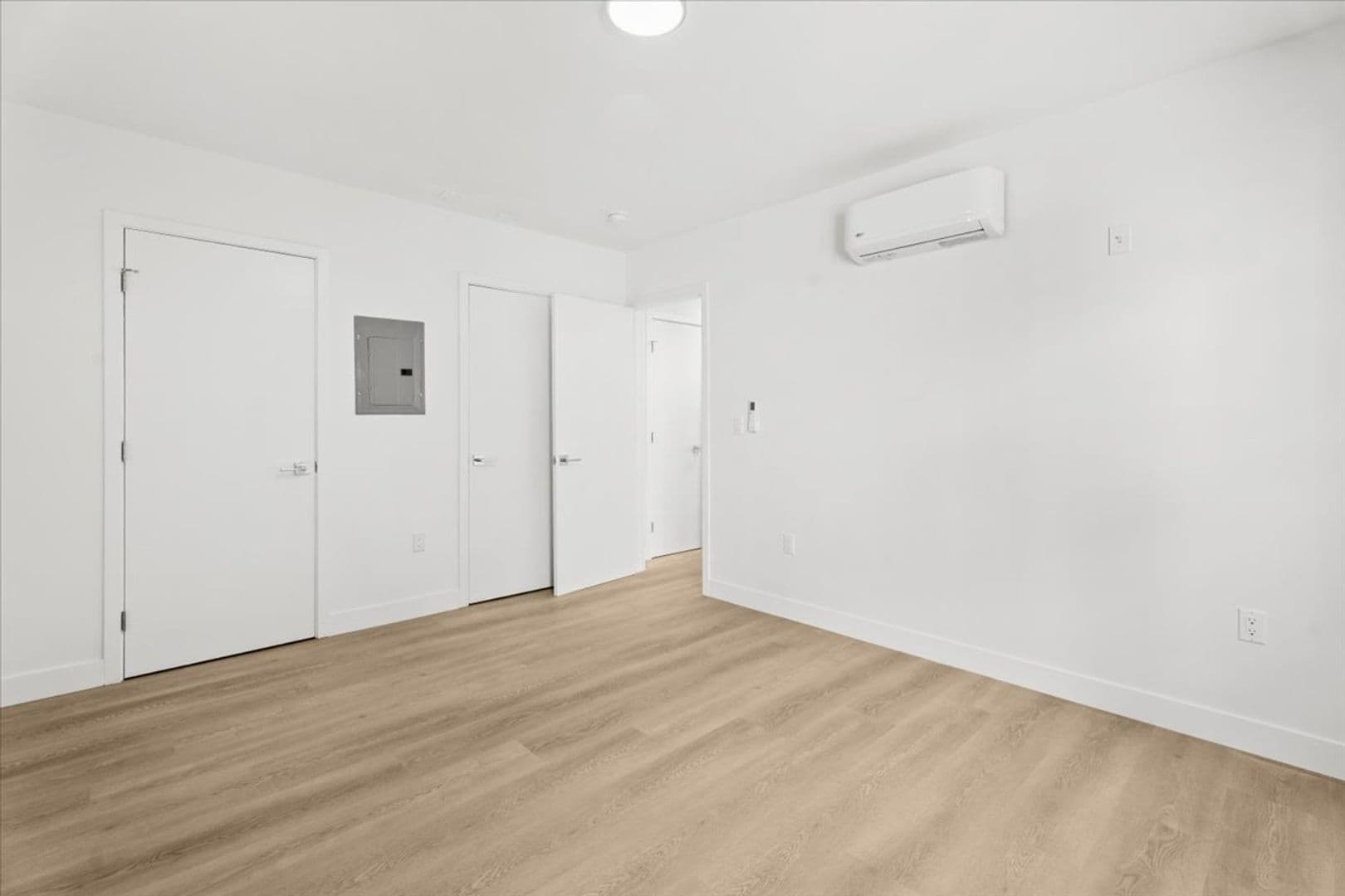 Valley Village Apartment: 5312 Radford Ave