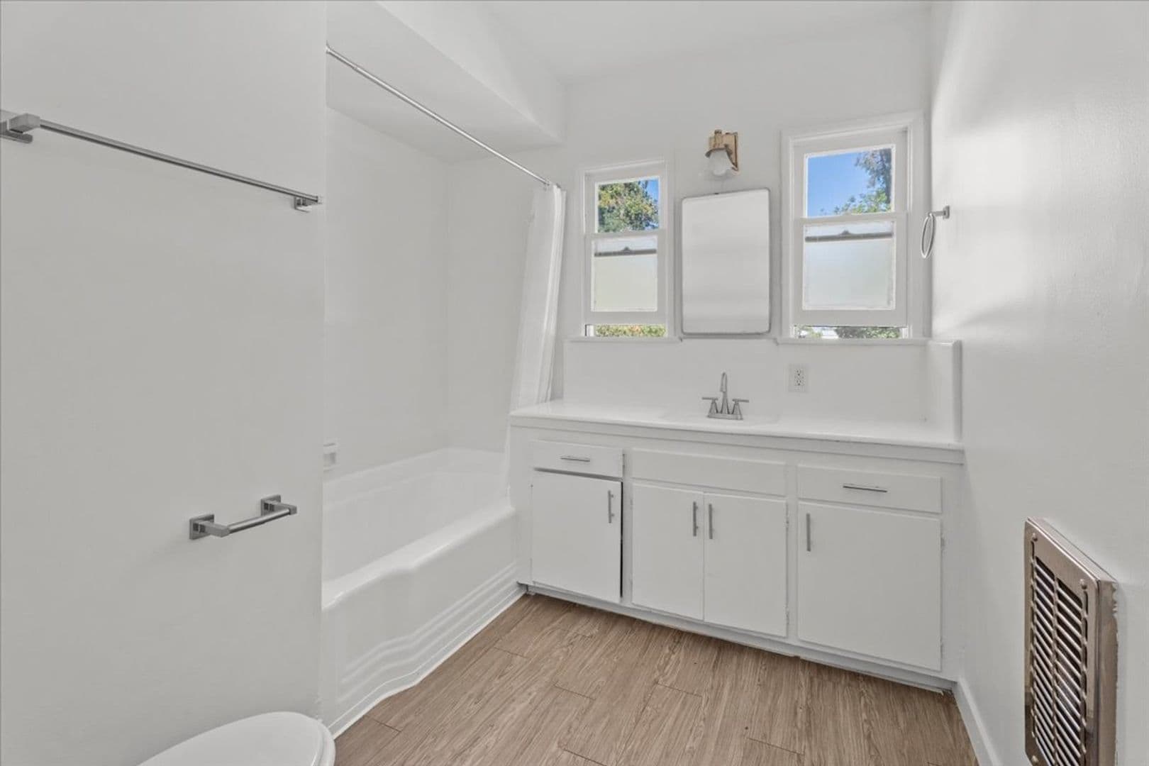 Valley Village Apartment: 5306 Radford Ave