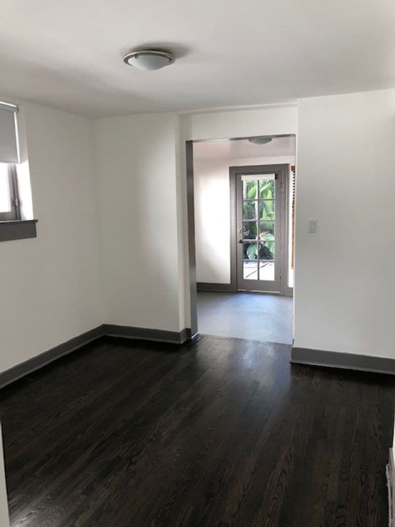 Los Angeles Apartment: 944 Maltman Ave