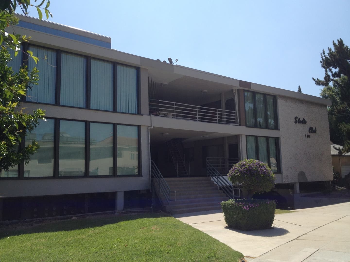 Burbank Apartment: 118 S Cordova St