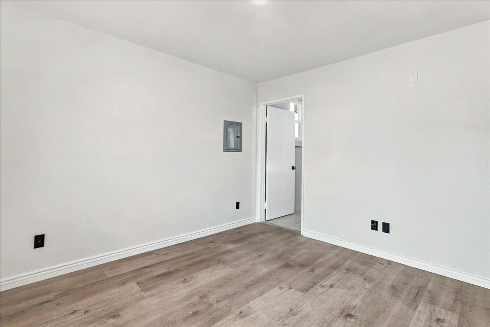 Los Angeles Apartment: 1215 N Sycamore Ave