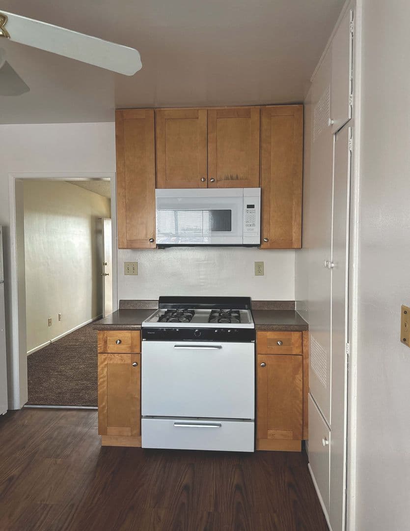 Downey Apartment: 10115 - 10129 Foster Rd