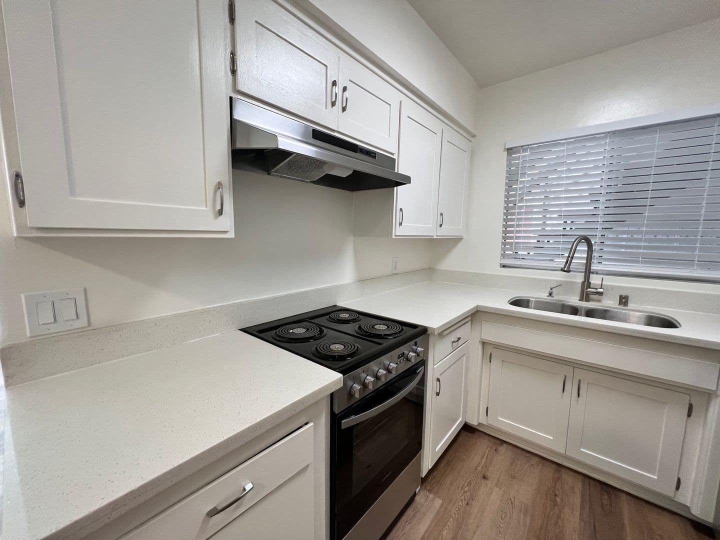 Burbank Apartment: 118 S Cordova St