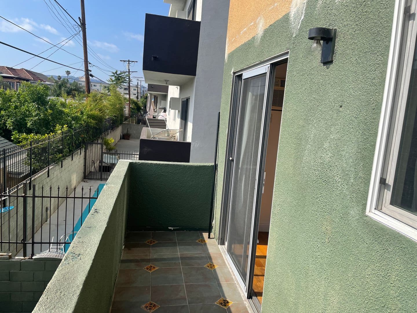 Los Angeles Apartment: 439 S Hobart Blvd