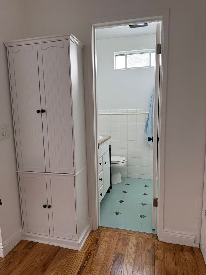 Los Angeles Apartment: 439 S Hobart Blvd